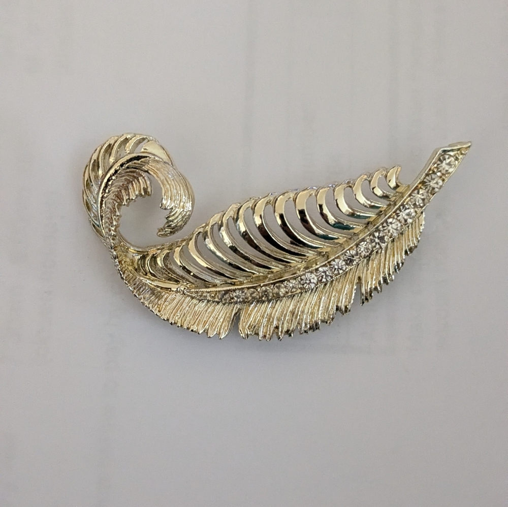 Elegant Gold Feather Brooch - Picture 1 of 3